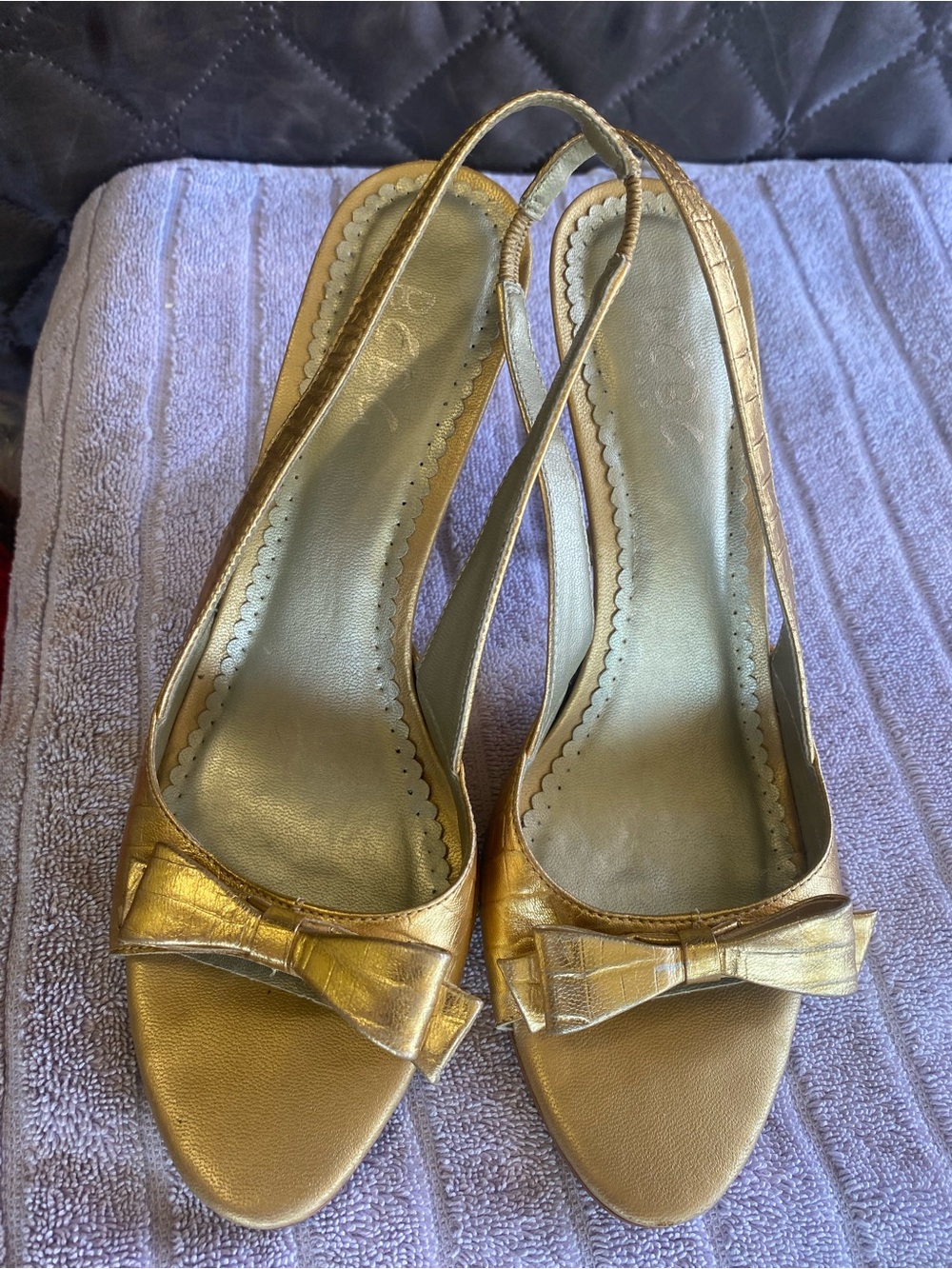 BCBG Paris Vintage Gold Metallic Croc Embossed Bow Slingback Heels GUC 8